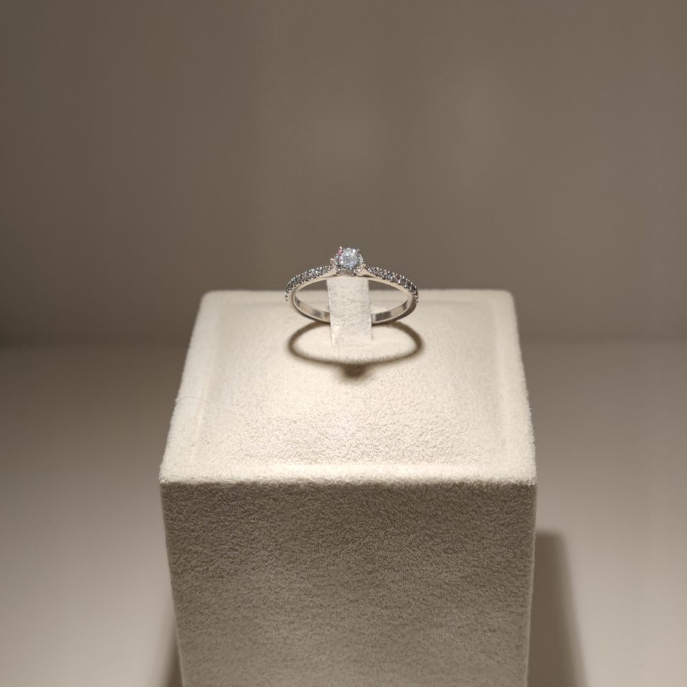 Engelbert Solitärring med sidostenar 0,25ct+14x0,01ct (0,39ct)