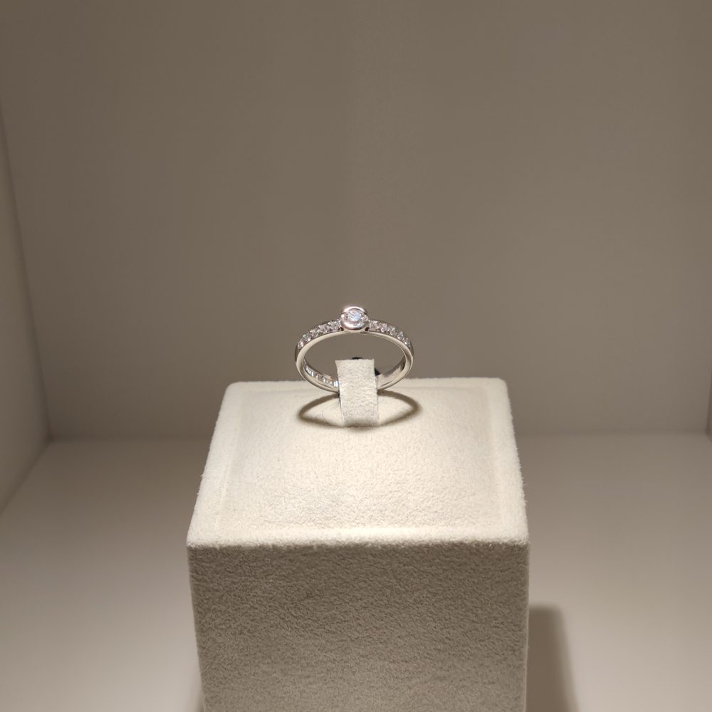 Engelbert Solitärring med sidostenar (0,37ct)